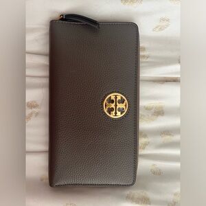 Tory burch bifold wallet never used, sticker still on hardware NWOT